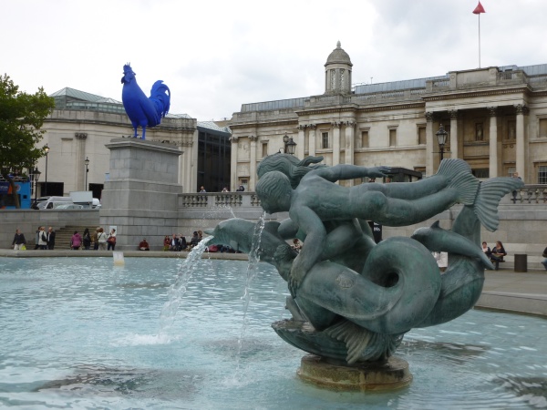 Der blaue Hahn am Trafalgar-Square - von einer Düsseldorfer Künstlerin. Der Hahn hat eine Höhe von ca. 5 Meter.